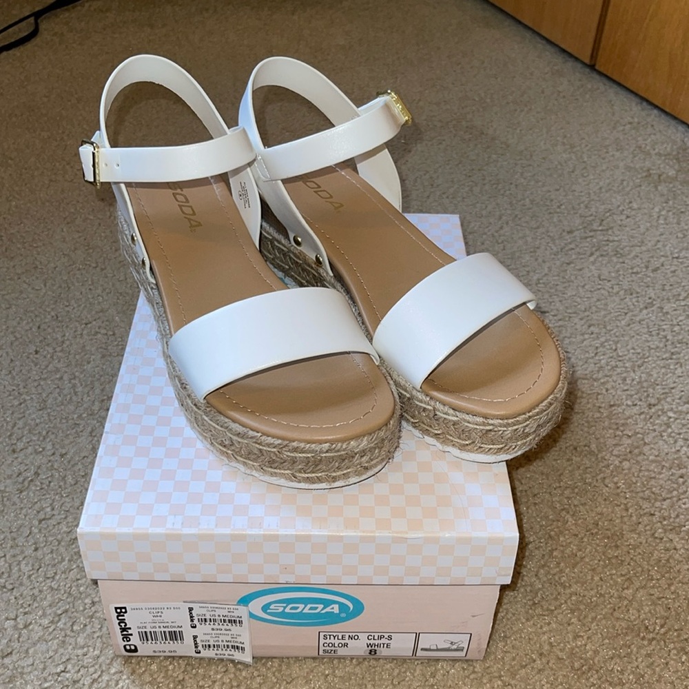 Soda Clips Flatform Sandal - Picture 2 of 8